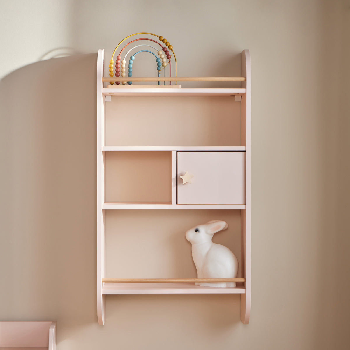 Regal mit Regenbogen-Vintage-Rose