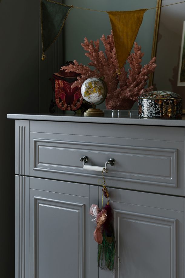 Ines neutral gray wysoka komoda 2-drzwiowa