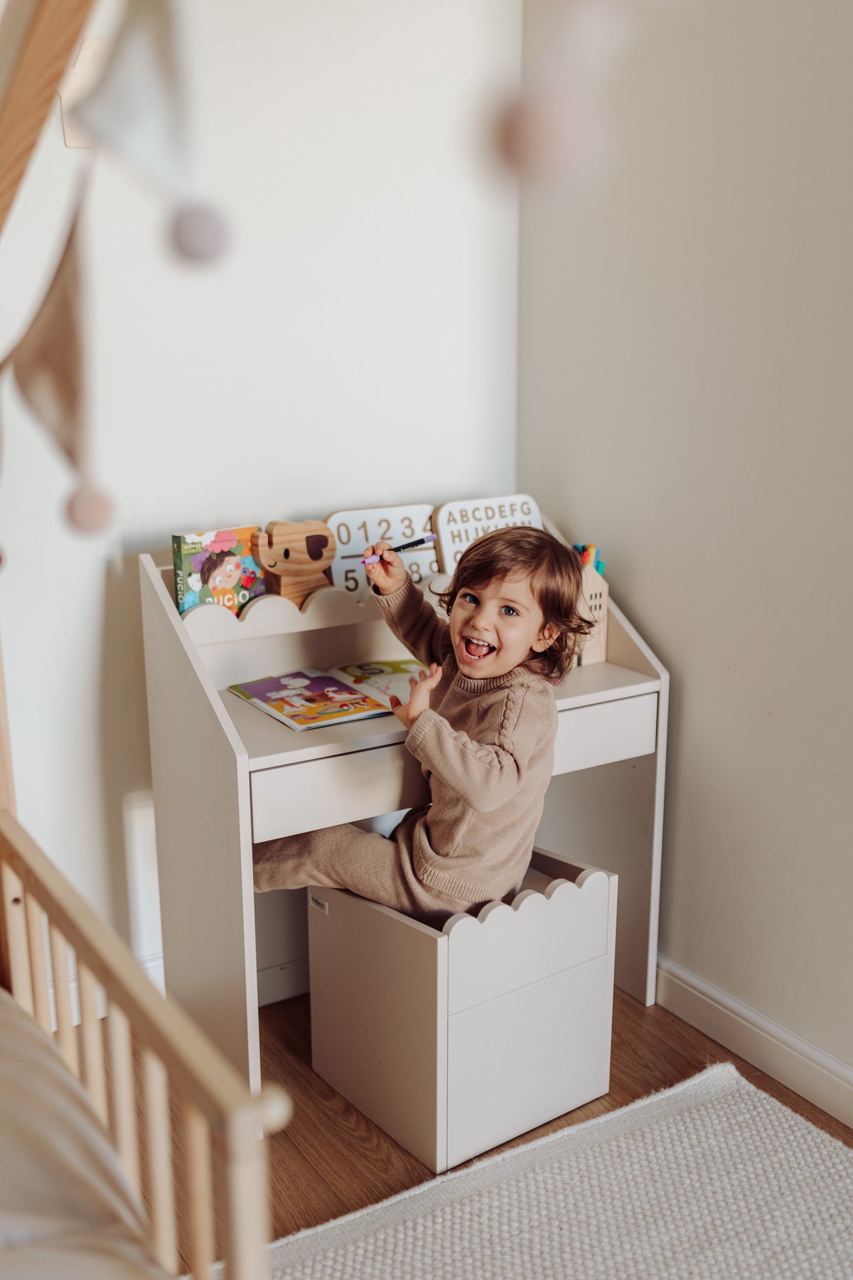 Krzesełko Montessori Book Nook latte– funkcjonalne siedzisko dla dziecka