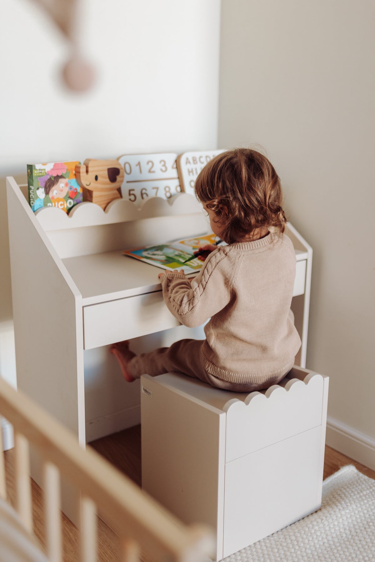 Krzesełko Montessori Book Nook latte– funkcjonalne siedzisko dla dziecka