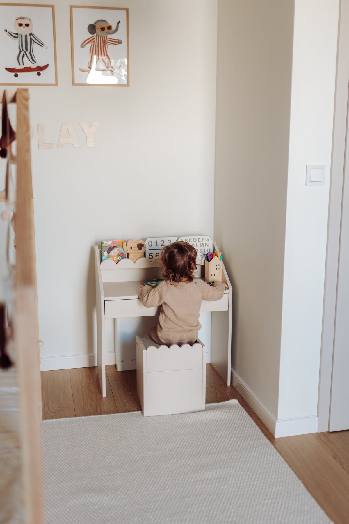 Biurko Montessori Book Nook latte – kompaktowe biurko dla dzieci