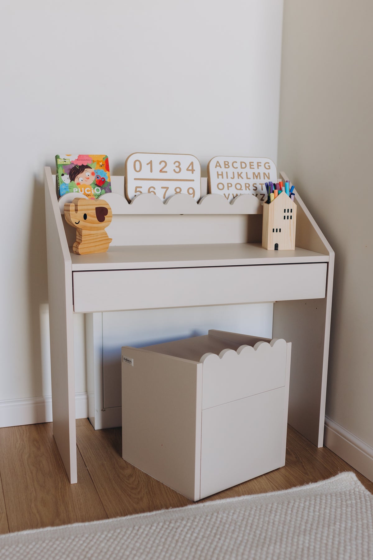 Biurko Montessori Book Nook latte – kompaktowe biurko dla dzieci