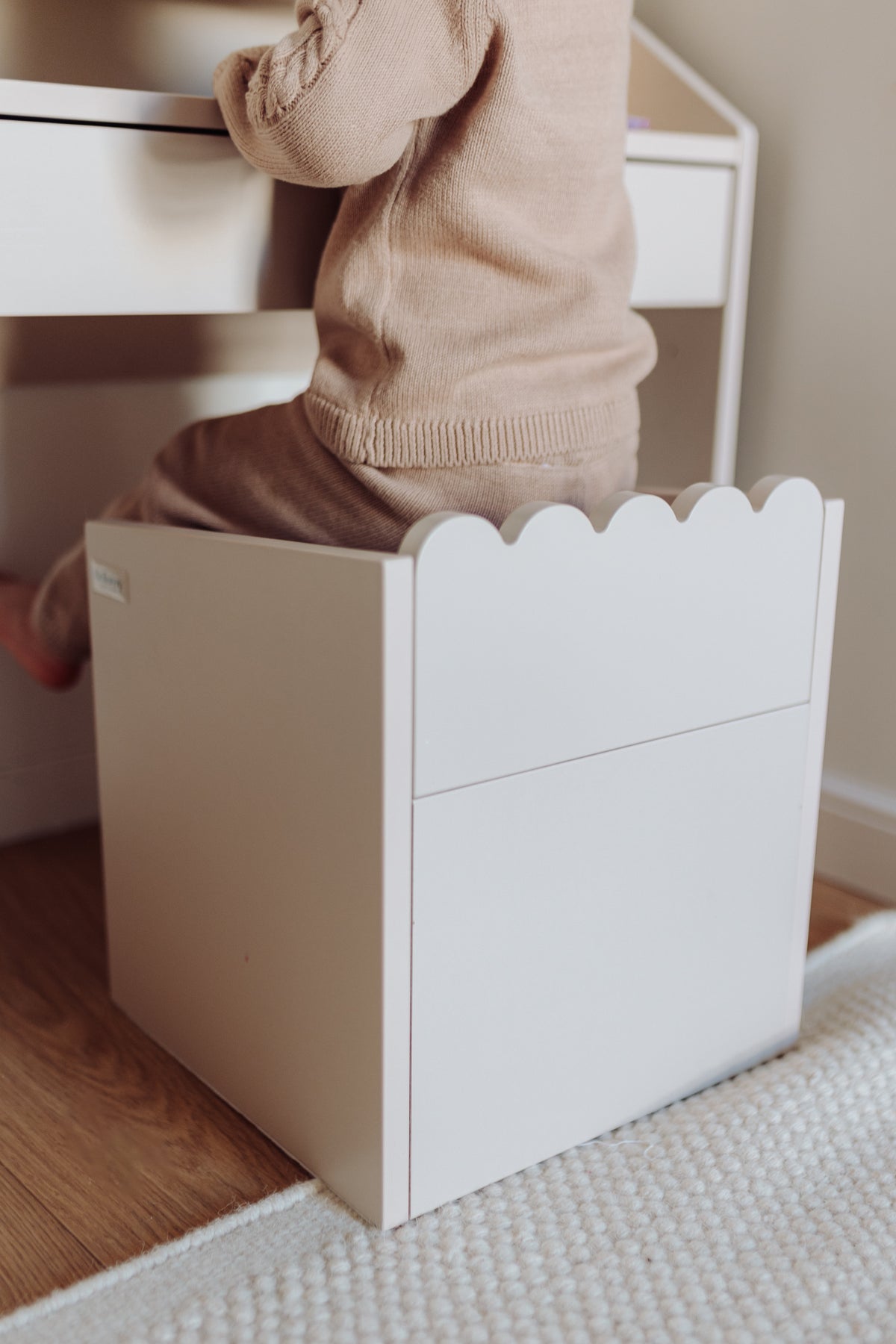 Krzesełko Montessori Book Nook latte– funkcjonalne siedzisko dla dziecka