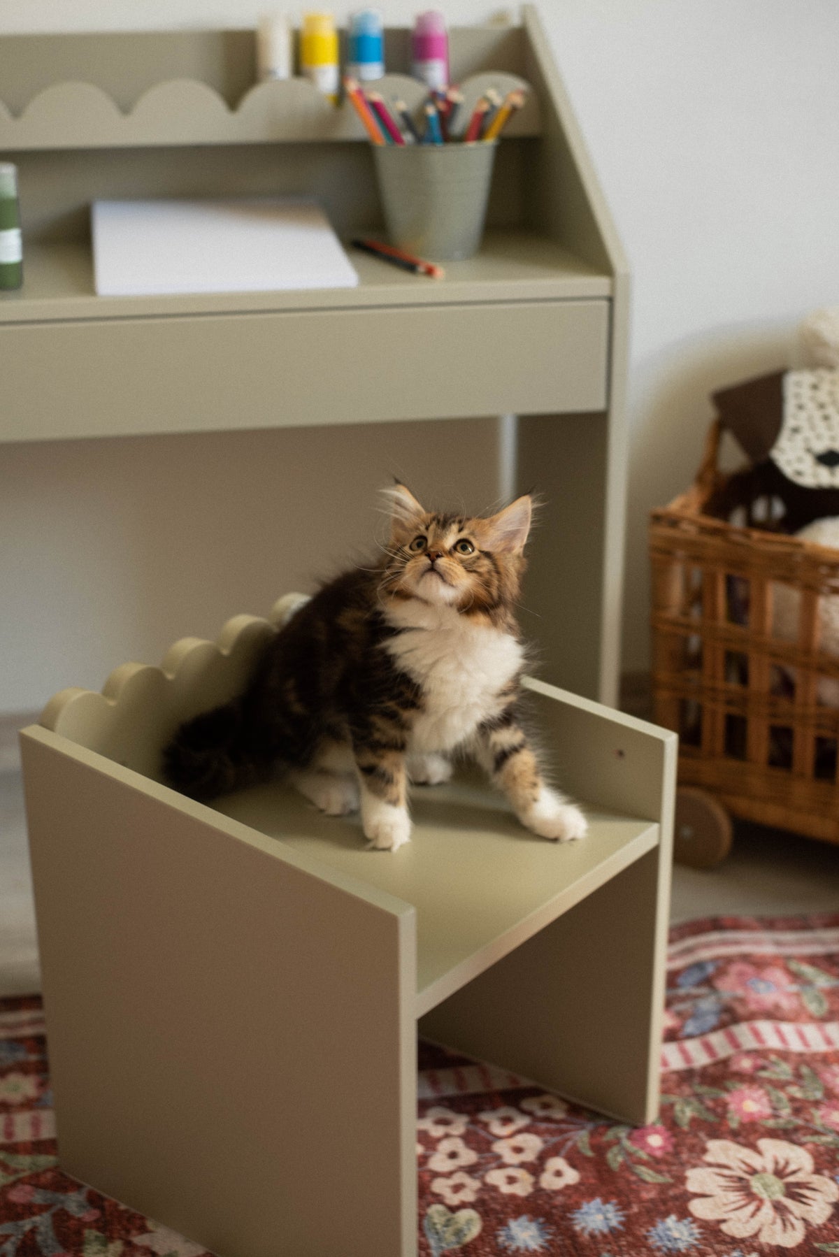 Krzesełko Montessori Book Nook sage– funkcjonalne siedzisko dla dziecka