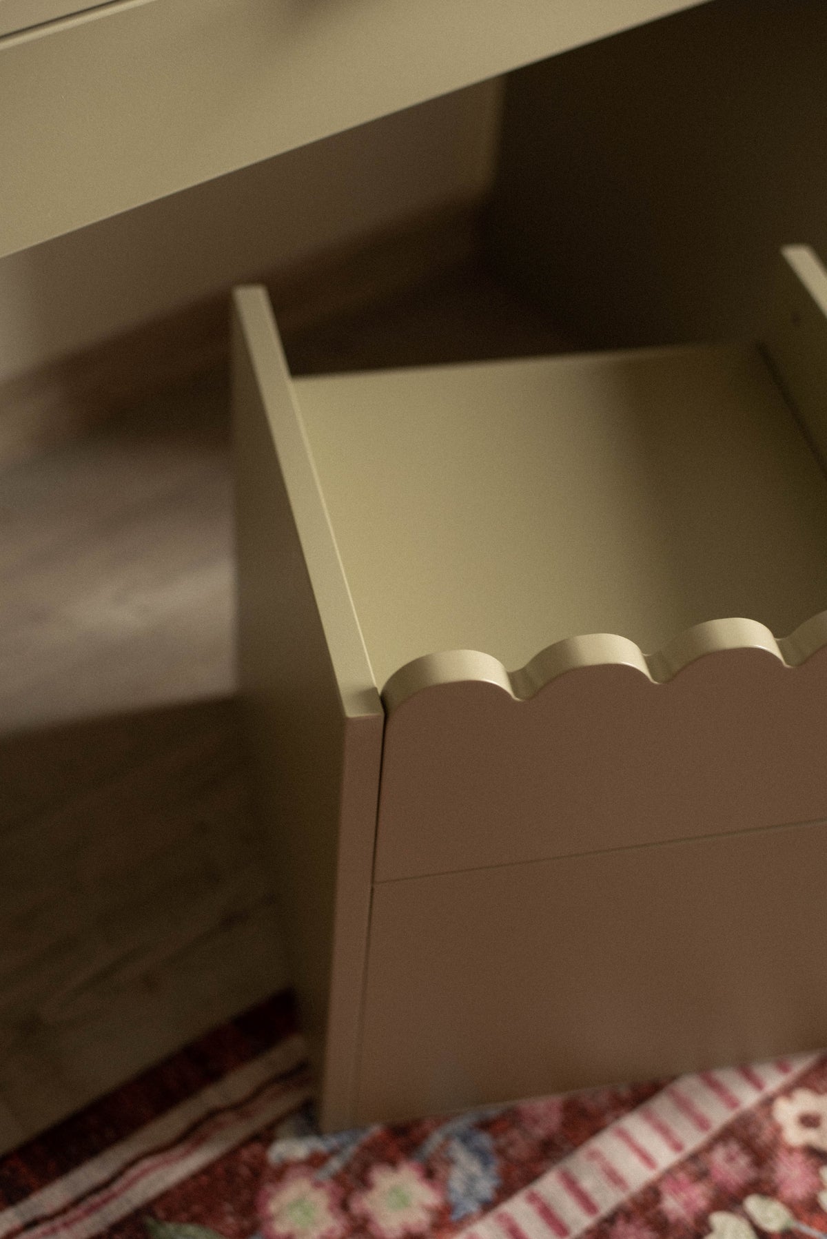 Montessori Book Nook Kinderstuhl Salbei – ein funktionaler Kindersitz
