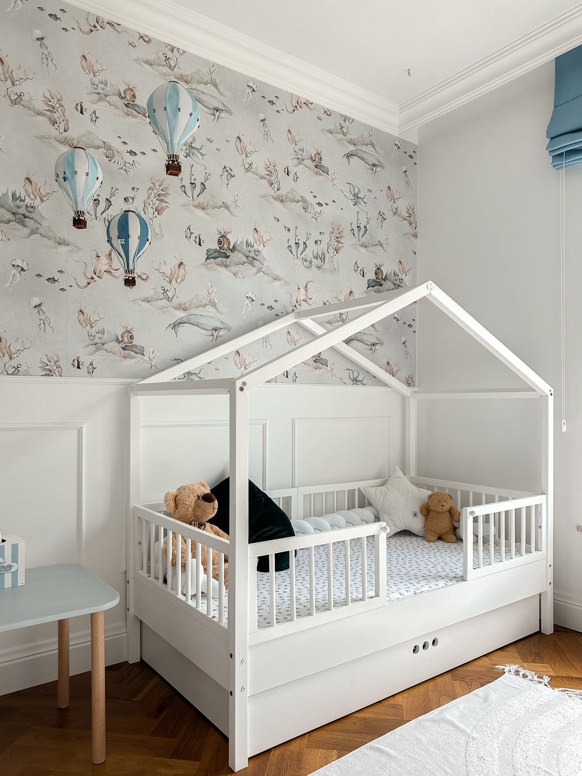Zestaw Dream Nest snow łóżko domek 80x160 z barierkami i szufladą