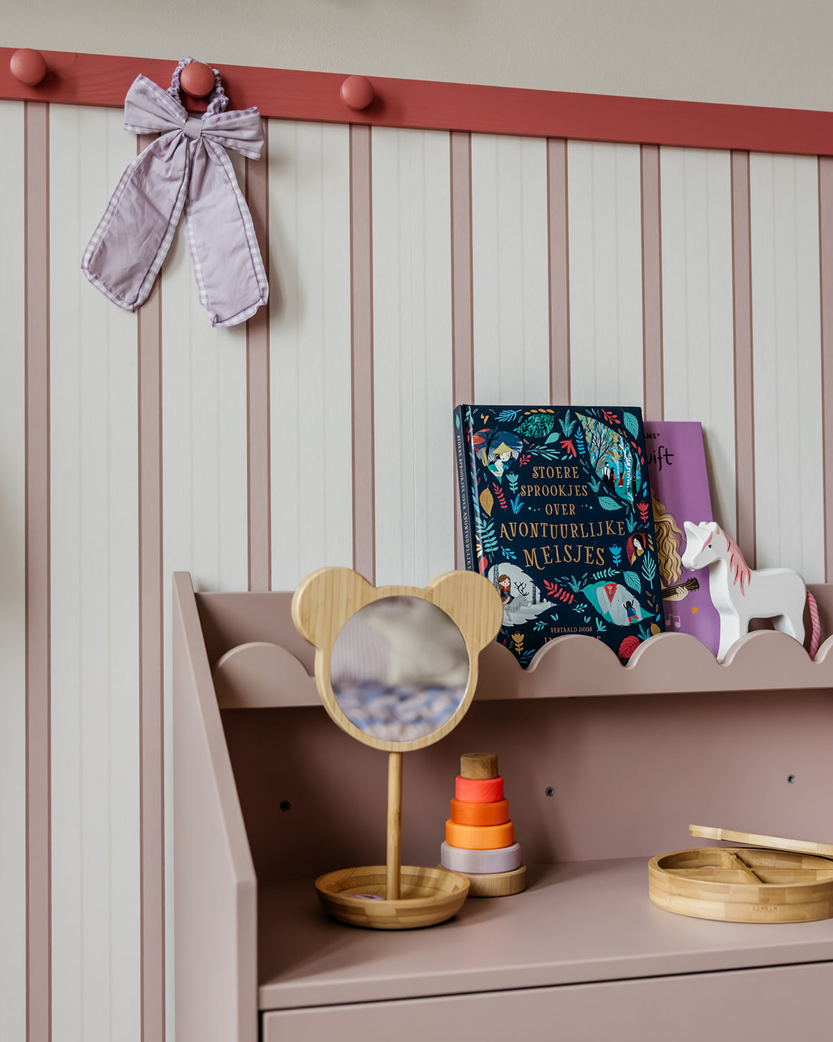 Zestaw dziecięcy Book Nook vintage rose – biurko Montessori z dwoma krzesełkami