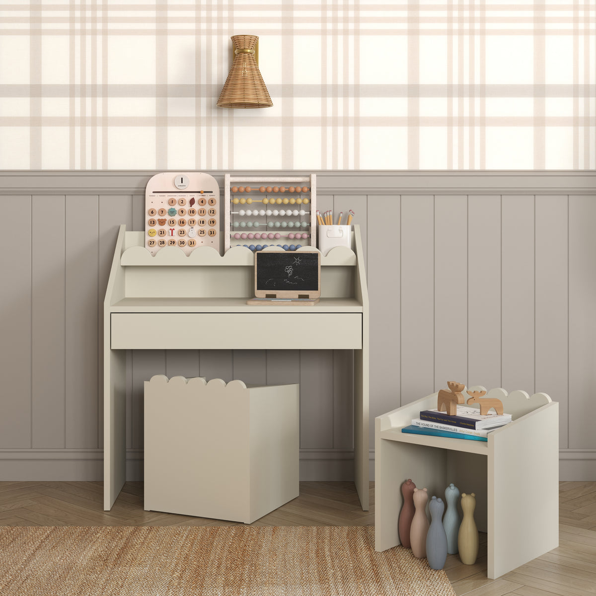 Biurko Montessori Book Nook latte – kompaktowe biurko dla dzieci