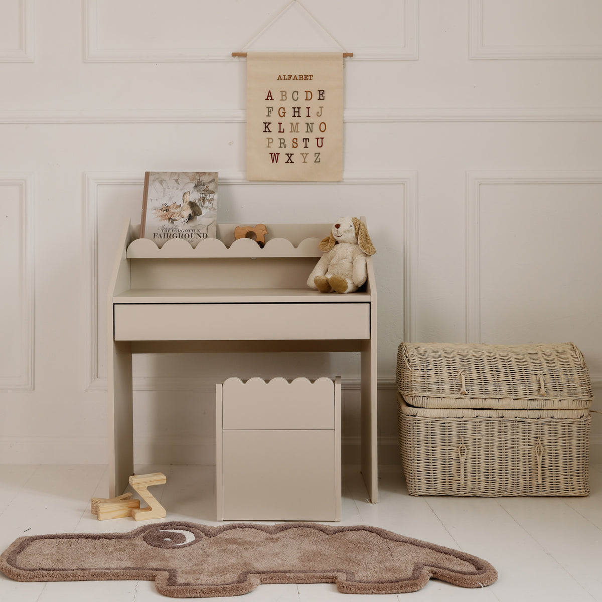 Biurko Montessori Book Nook latte – kompaktowe biurko dla dzieci