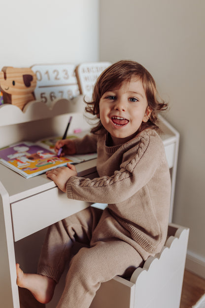Biurko Montessori Book Nook latte – kompaktowe biurko dla dzieci