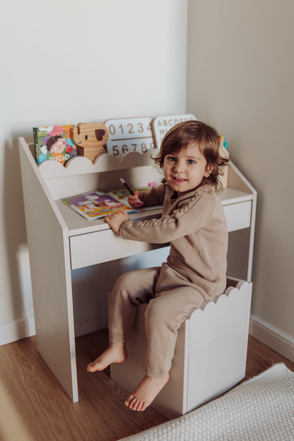 Biurko Montessori Book Nook latte – kompaktowe biurko dla dzieci