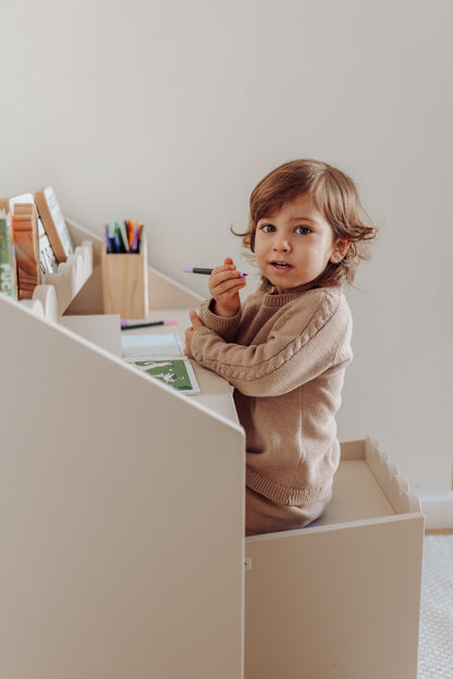 Biurko Montessori Book Nook latte – kompaktowe biurko dla dzieci