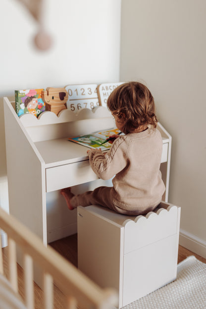 Biurko Montessori Book Nook latte – kompaktowe biurko dla dzieci