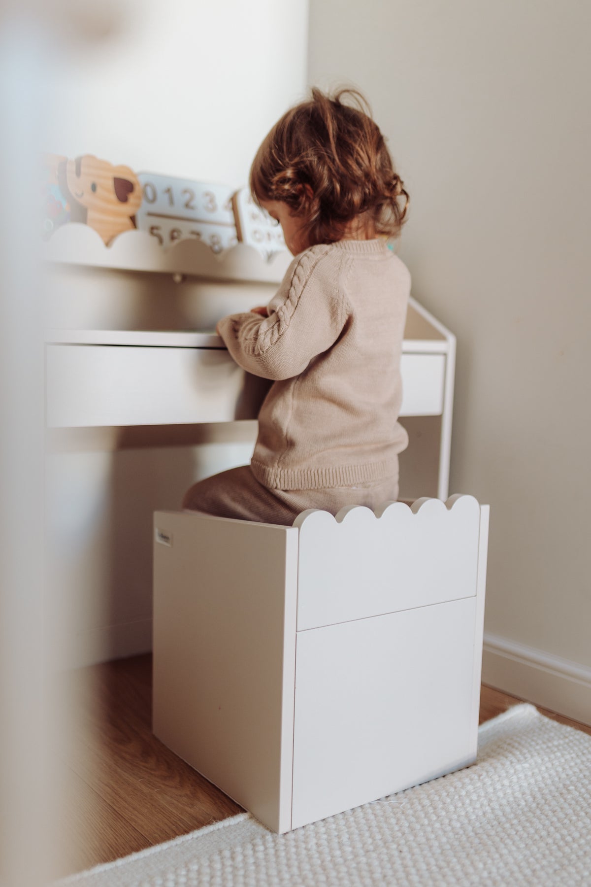Krzesełko Montessori Book Nook latte– funkcjonalne siedzisko dla dziecka