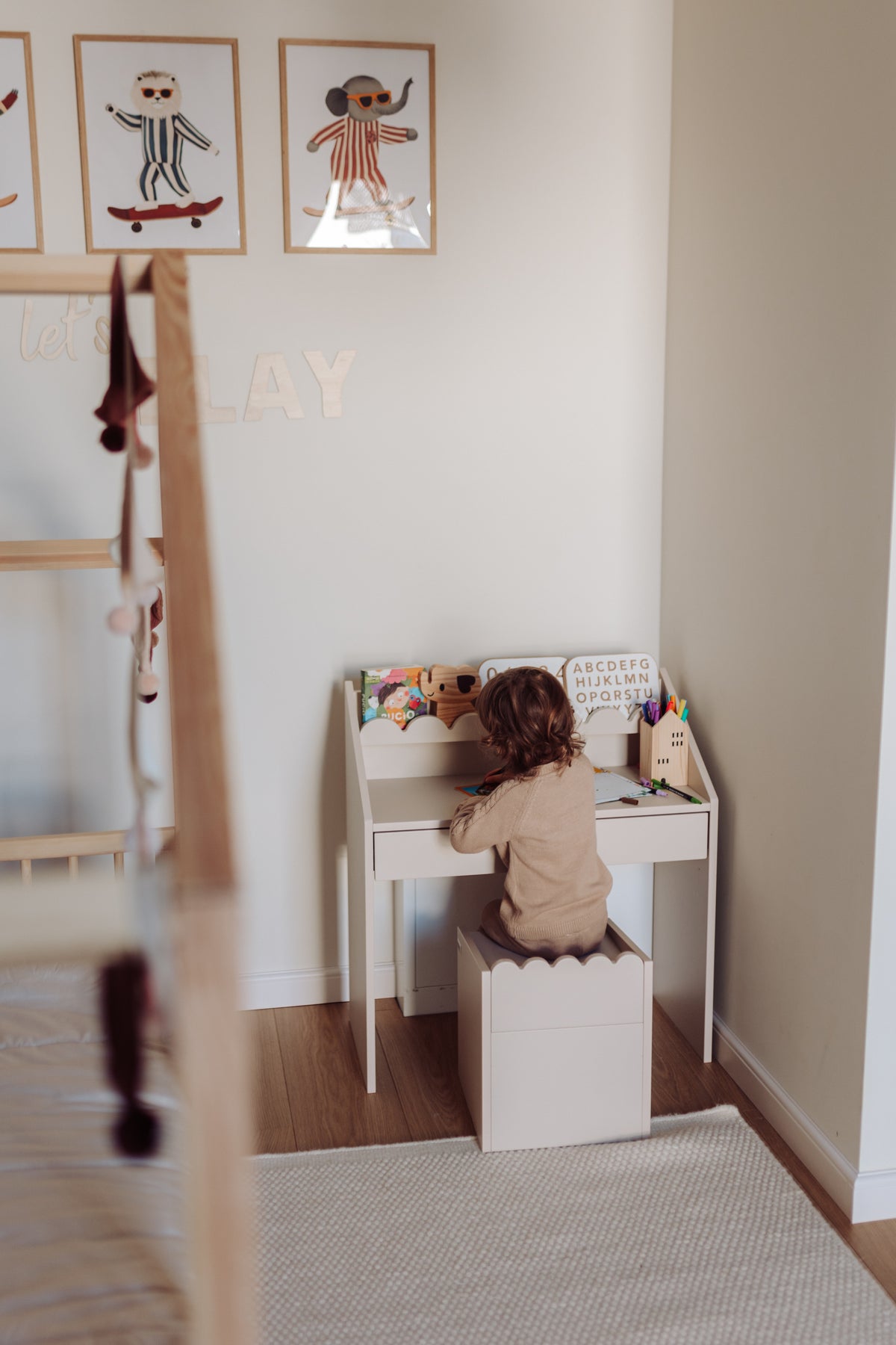 Biurko Montessori Book Nook latte – kompaktowe biurko dla dzieci