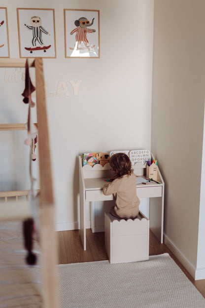 Biurko Montessori Book Nook latte – kompaktowe biurko dla dzieci