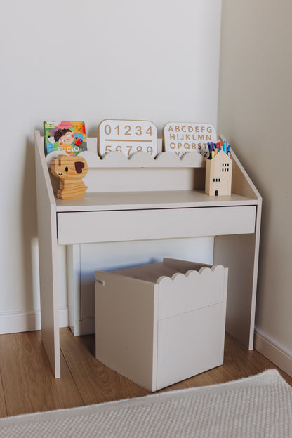 Biurko Montessori Book Nook latte – kompaktowe biurko dla dzieci
