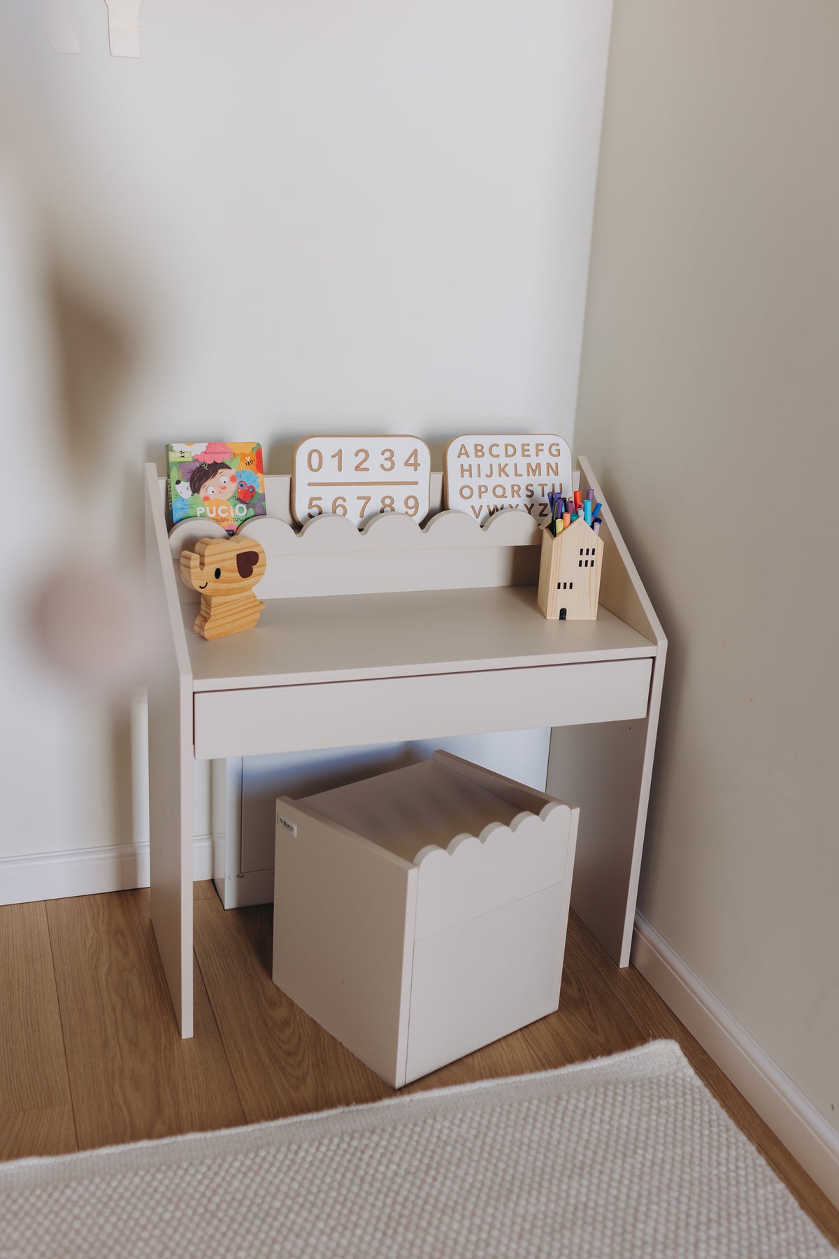 Biurko Montessori Book Nook latte – kompaktowe biurko dla dzieci