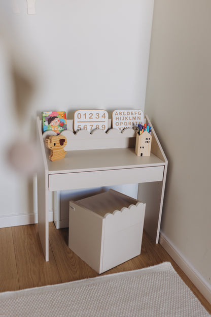 Biurko Montessori Book Nook latte – kompaktowe biurko dla dzieci