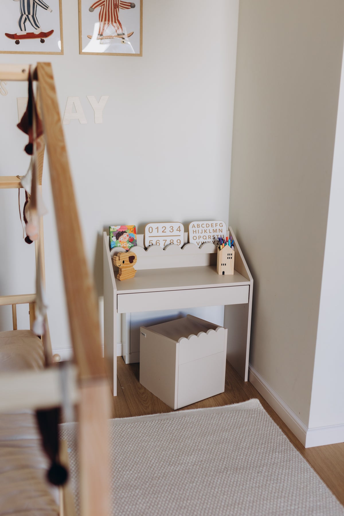 Biurko Montessori Book Nook latte – kompaktowe biurko dla dzieci