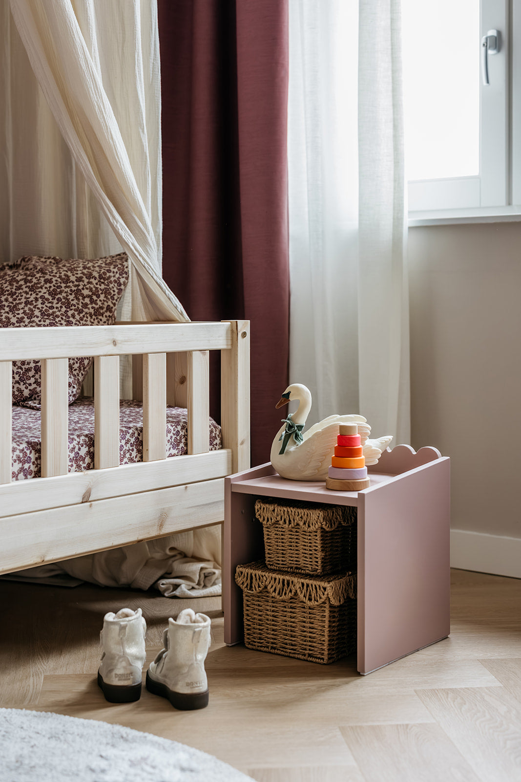 Zestaw dziecięcy Book Nook vintage rose – biurko Montessori z dwoma krzesełkami