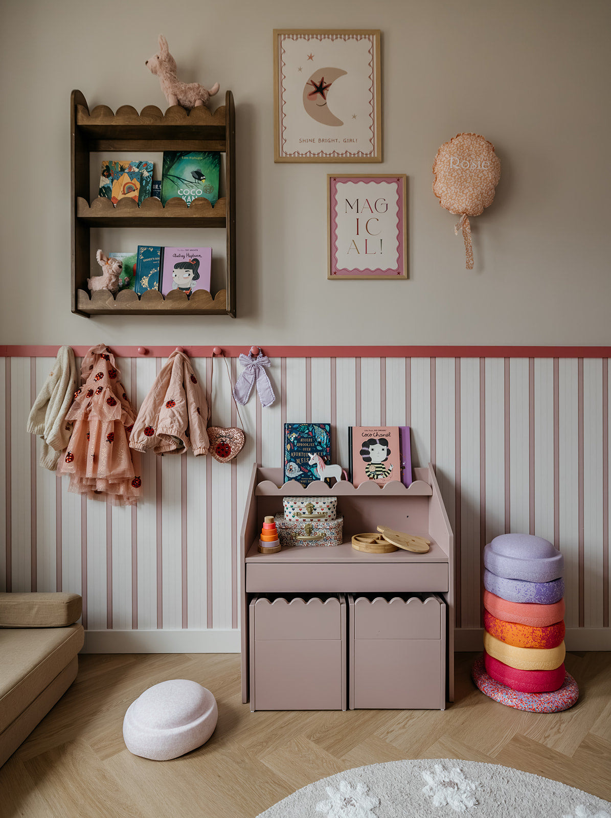 Zestaw dziecięcy Book Nook vintage rose – biurko Montessori z dwoma krzesełkami