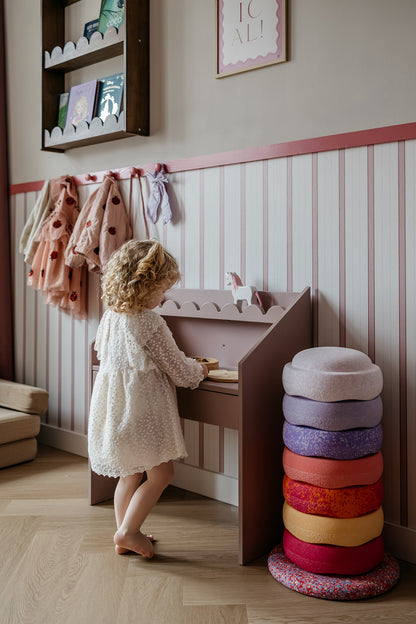 Zestaw dziecięcy Book Nook vintage rose – biurko Montessori z dwoma krzesełkami