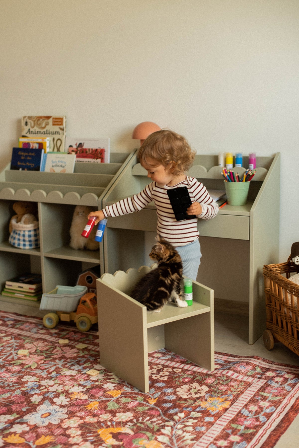 Krzesełko Montessori Book Nook sage– funkcjonalne siedzisko dla dziecka