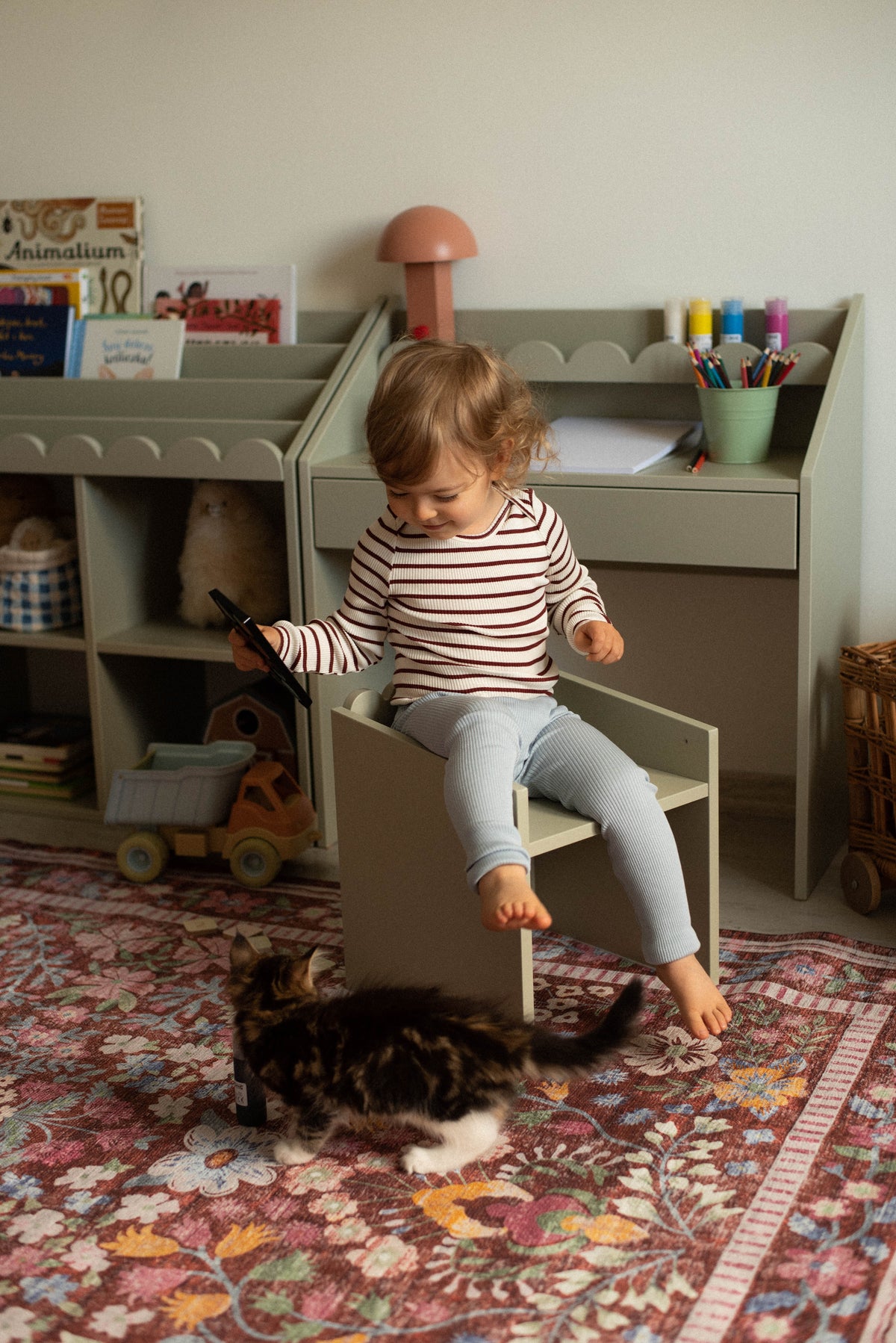 Zestaw dziecięcy Book Nook sage – biurko Montessori z dwoma krzesełkami