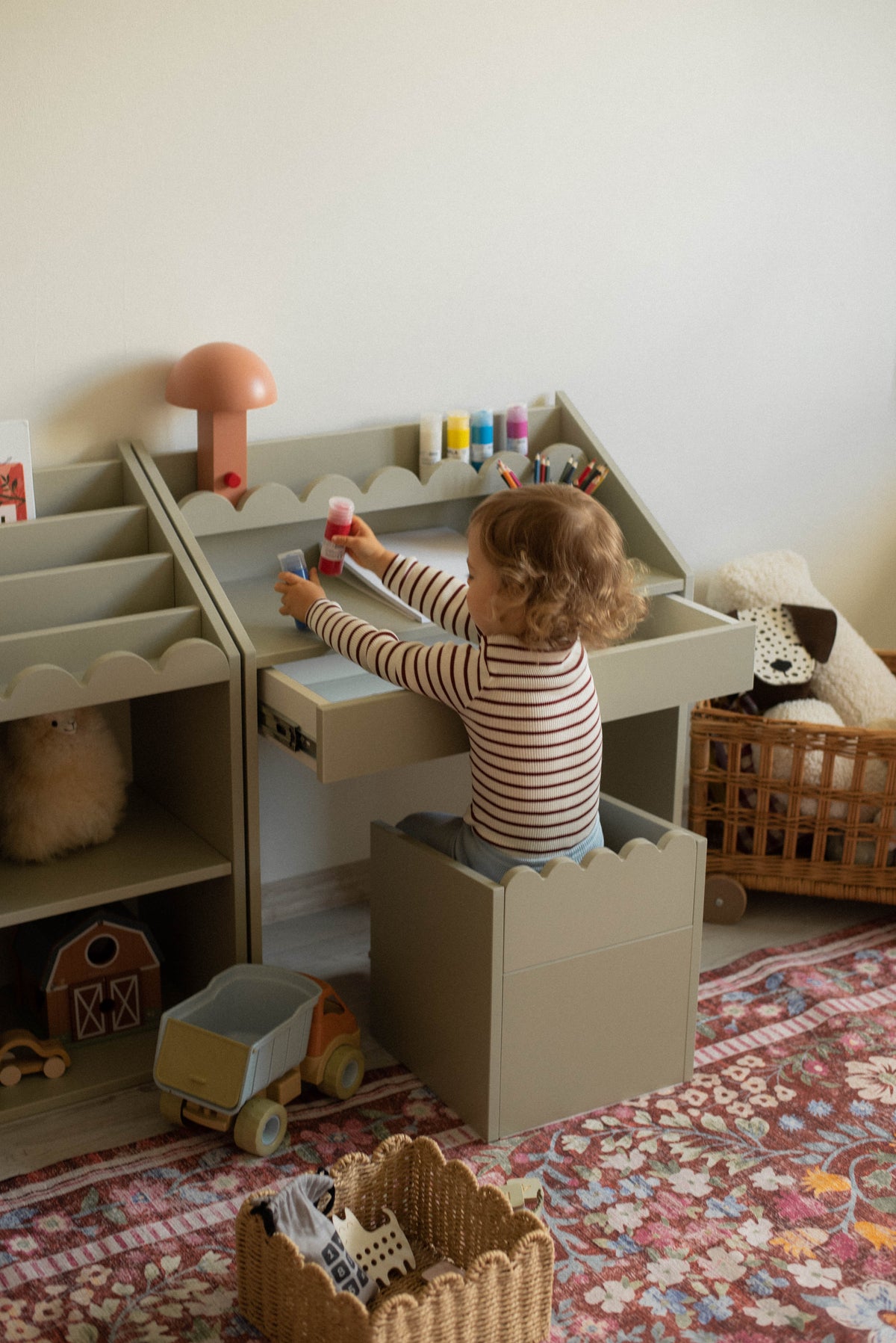 Biurko Montessori Book Nook sage – kompaktowe biurko dla dzieci
