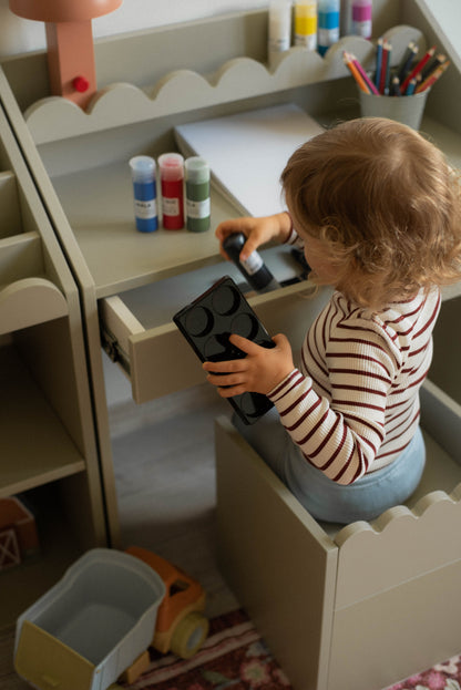 Biurko Montessori Book Nook sage – kompaktowe biurko dla dzieci