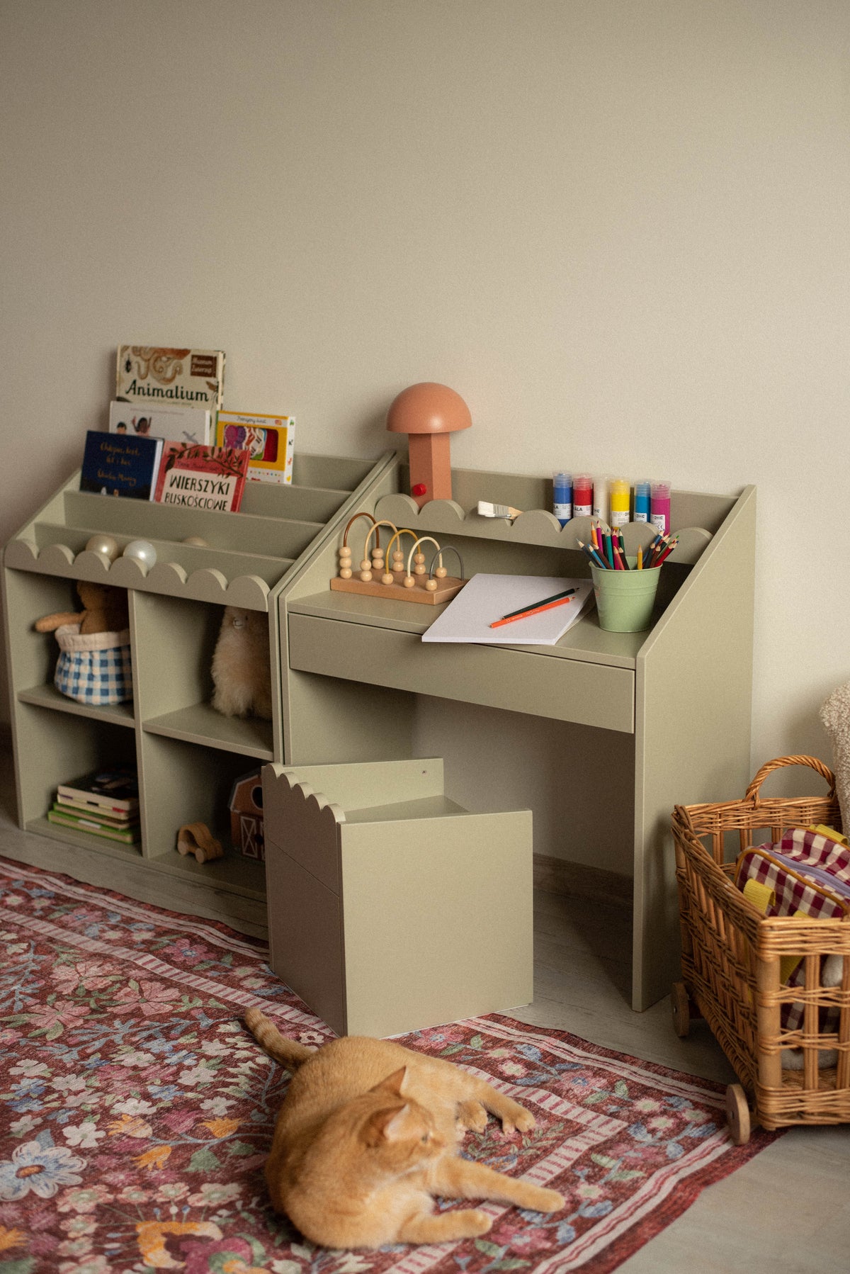 Biurko Montessori Book Nook sage – kompaktowe biurko dla dzieci