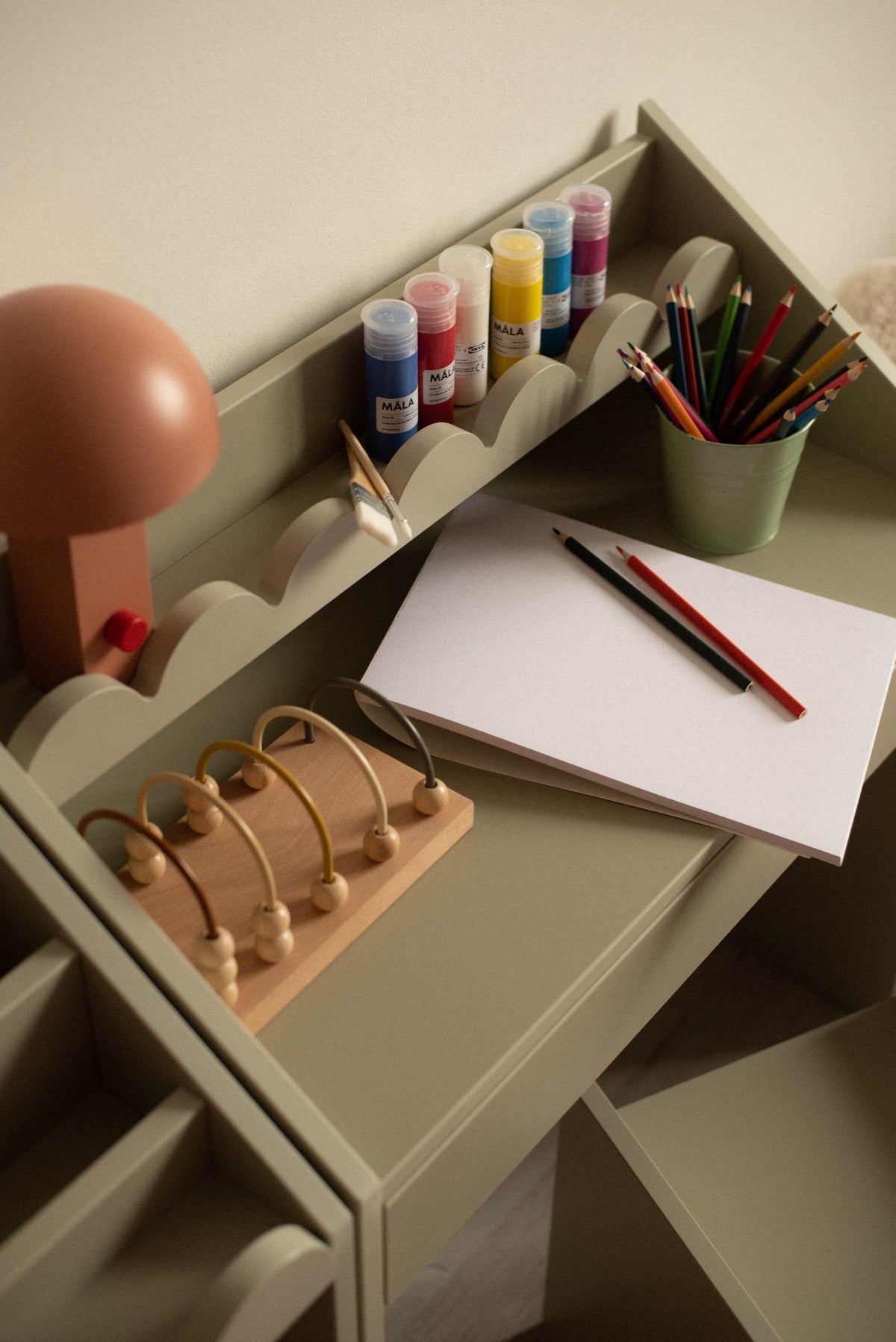 Zestaw dziecięcy Book Nook sage – biurko Montessori z dwoma krzesełkami