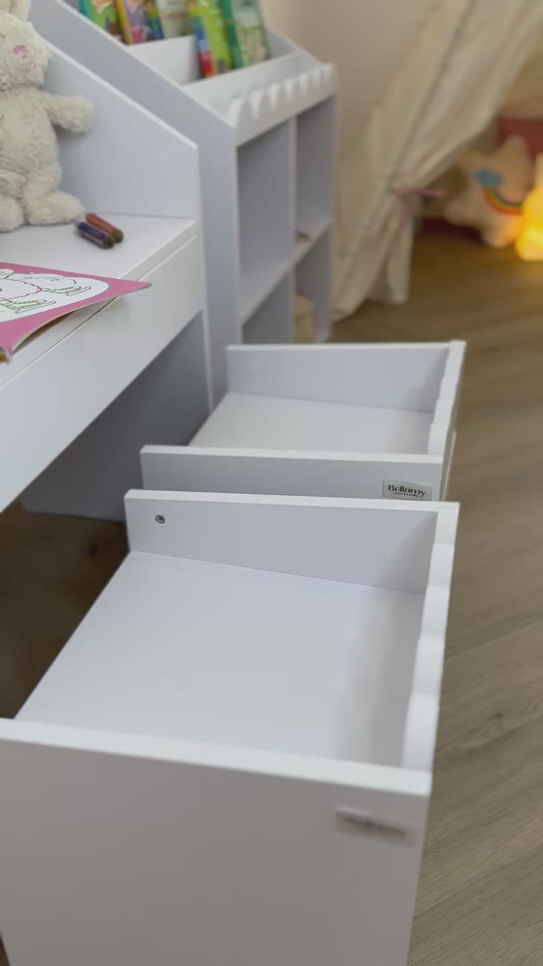 Załaduj wideo: Zestaw dziecięcy Book Nook snow – biurko Montessori z dwoma krzesełkami