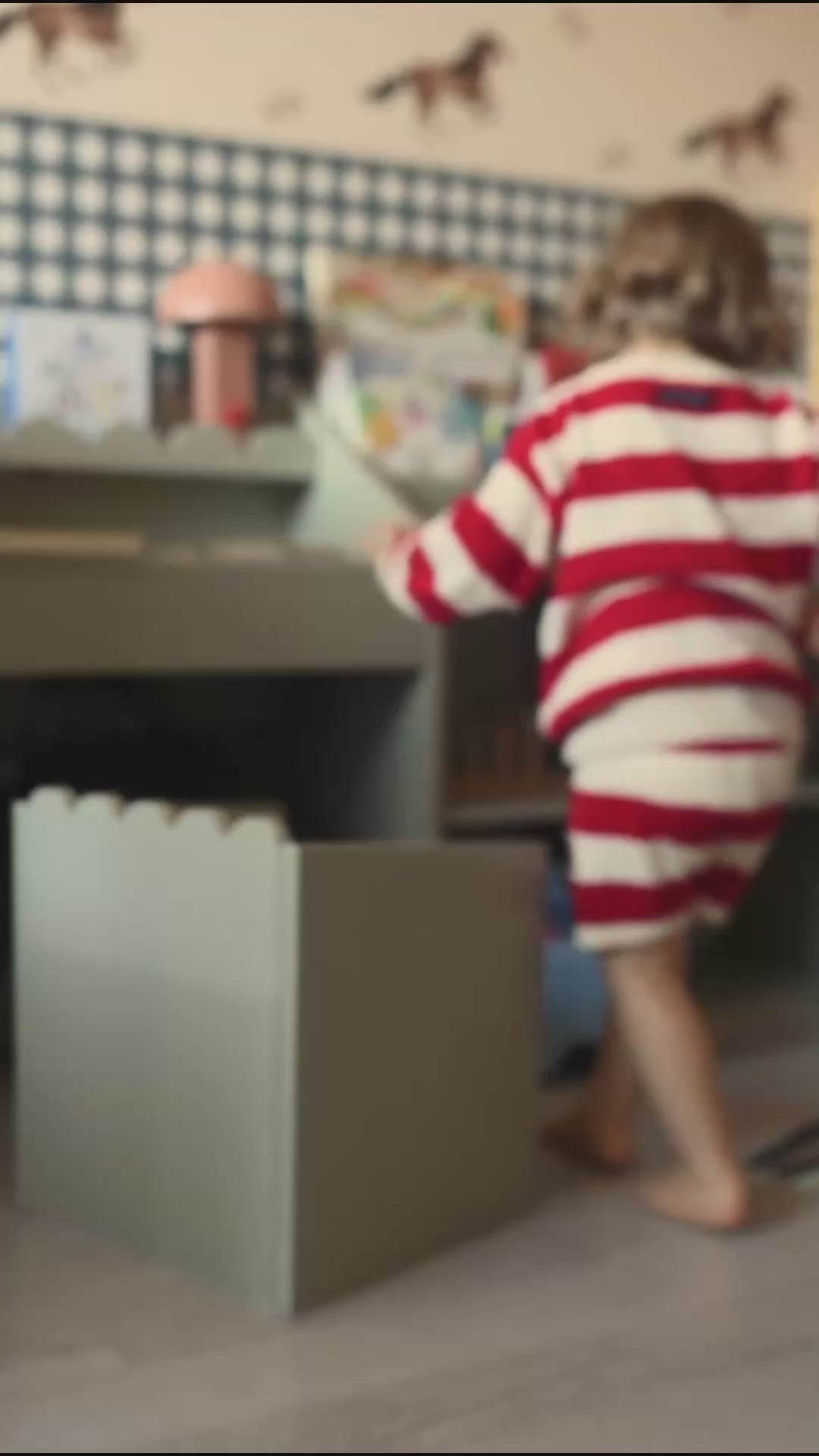 Załaduj wideo: Biurko Montessori Book Nook sage – kompaktowe biurko dla dzieci