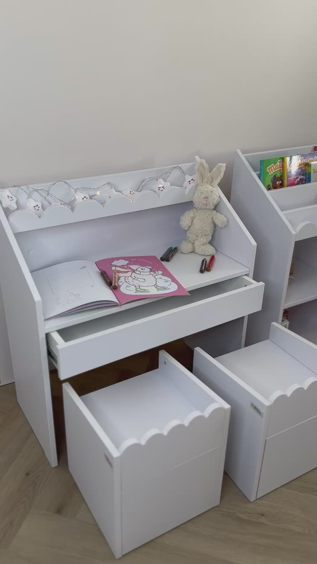 Załaduj wideo: Biurko Montessori Book Nook snow – kompaktowe biurko dla dzieci