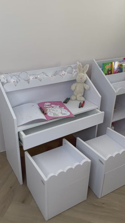 Biurko Montessori Book Nook snow – kompaktowe biurko dla dzieci